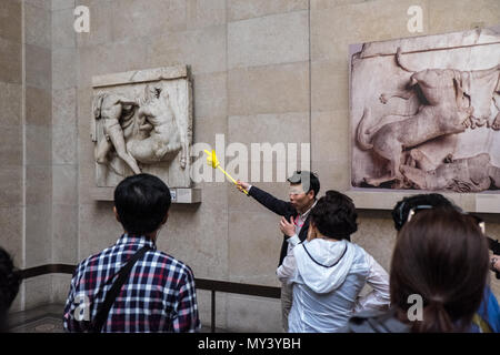 Chinese,gruppo,tour,turisti,guida,guidato,a,la camera 18,Elgin,Partenone,British Museum,Londra,capitale,l'Inghilterra,UK,GB,l'inglese,British,l'Europa,europeo, Foto Stock