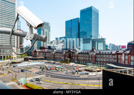 Telecamera TVCC o la sorveglianza funzionanti alla stazione di Tokyo, Giappone Foto Stock