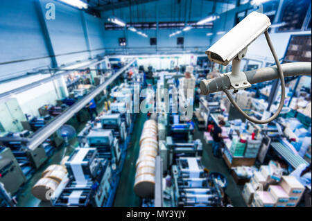 Telecamera TVCC o la sorveglianza operanti all'interno della fabbrica industriale Foto Stock