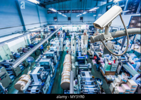 Telecamera TVCC o la sorveglianza operanti all'interno della fabbrica industriale Foto Stock