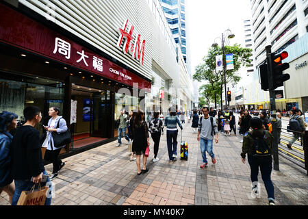 Cina continentale venuto a Hong Kong per lo shopping nei negozi di designer. Foto Stock