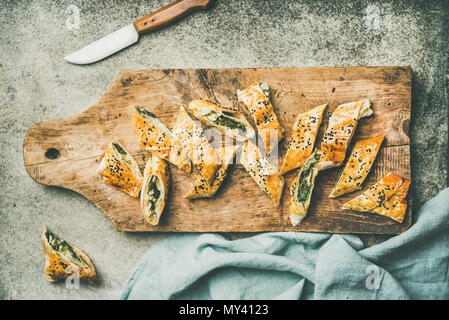 Appena sfornato borek turco rotolo tagliato a fettine, flat-lay Foto Stock