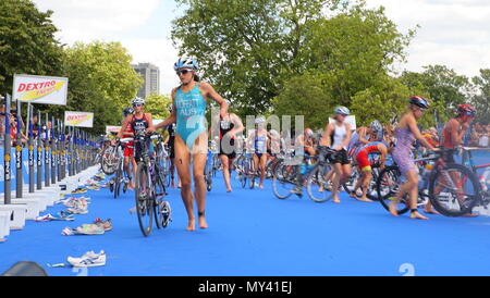 Regno Unito - Triathlon - Emma Moffatt arriva in corrispondenza della fase di transizione dell'energia destrogiro ITU World Championship - Londra, Hyde Park, 2010 Foto Stock