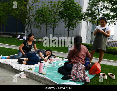 Filipina domestiche godendo la loro domenica giorno di riposo nel parco Tamar in Hong Kong. Foto Stock