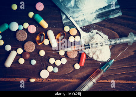Il concetto di droga. L'uso illecito di droga .dipendenza eroina.iniezione, il doping. Epidemia di oppio. Tonificanti, il fuoco selettivo. Foto Stock