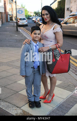 Ballet a Wimbledon Theatre - Arrivi con: Janine Nerissa e figlio Gabriel, Gabriel (figlio) dove: Londra, Regno Unito quando: 05 maggio 2018 Credit: WENN.com Foto Stock