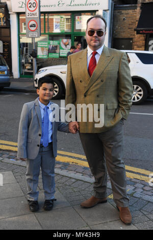 Ballet a Wimbledon Theatre - Arrivi con: Jonathan Sothcott e figlio Gabriel, Gabriel (figlio) dove: Londra, Regno Unito quando: 05 maggio 2018 Credit: WENN.com Foto Stock