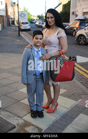 Ballet a Wimbledon Theatre - Arrivi con: Janine Nerissa e figlio Gabriel, Gabriel (figlio) dove: Londra, Regno Unito quando: 05 maggio 2018 Credit: WENN.com Foto Stock