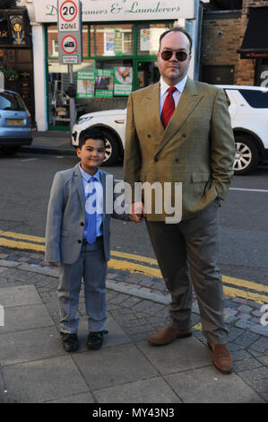 Ballet a Wimbledon Theatre - Arrivi con: Jonathan Sothcott e figlio Gabriel, Gabriel (figlio) dove: Londra, Regno Unito quando: 05 maggio 2018 Credit: WENN.com Foto Stock