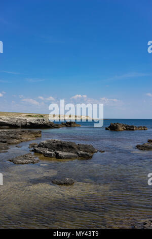 Pietre e sassi contro il mare sotto il cielo blu a Capo Tarkhankut in Crimea. Foto Stock