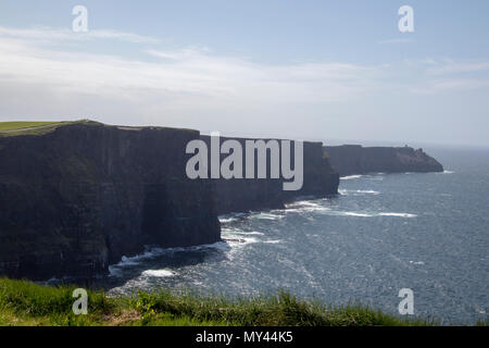 Le Scogliere di Moher (Irish: Aillte un Mhothair) sono scogliere sul mare situato in sud-occidentale di bordo del Burren regione nella contea di Clare in Irlanda Foto Stock