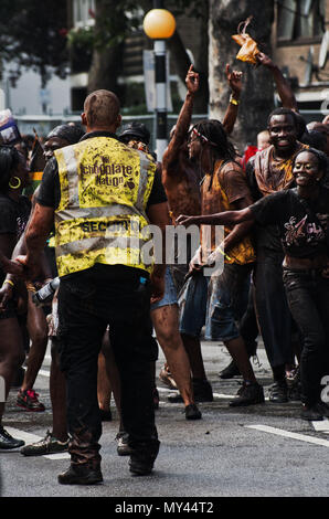Londra - 28 agosto: membro della "cioccolato nation' gruppo parate coperti da choco salsa in il carnevale di Notting Hill Il 29 agosto 2011 a Londra, Inghilterra. Foto Stock