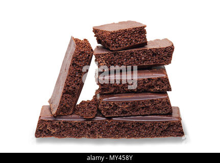 Rotture di pezzetti di cioccolato isolato su sfondo bianco. Percorso di clipping. Foto Stock