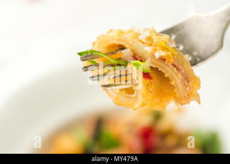 Calamari fritti Calamari, peperoncino e foglie di menta sulla piastra bianca Foto Stock