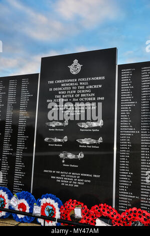 Battle of Britain Memorial Wall, Capel-le-Ferne, Kent, Regno Unito. Christopher Foxley Norris Memorial Wall dedicata all'equipaggio che ha volato. Piloti di caccia Foto Stock