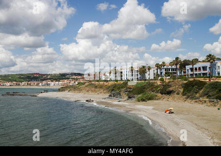 Ville colorate di rivestimento per le spiagge a Casares - Andalusia, Spagna Foto Stock