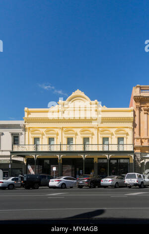 Facciata di ossa degli edifici in Lydiard Street nella città di Ballarat, Victoria, Australia Foto Stock