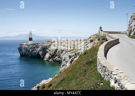 Trinità faro all Europa Point sulla punta sudorientale della British Overseas Territorio di Gibilterra Foto Stock