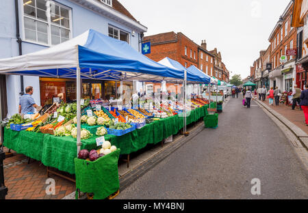 Frutta e verdura in stallo il weekend tradizionale mercato di agricoltori in Godalming, una piccola città mercato vicino a Guildford, Surrey, Inghilterra del sud-est Foto Stock