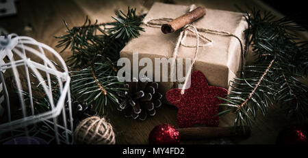 Regalo di natale,bastoncini di cannella e decorazione di Natale Foto Stock