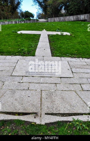 Sito di Louis Bleriot cross channel di atterraggio del volo a Dover, Kent, Regno Unito. Northfall prato. Profilo di granito di Bleriot XI nel manto erboso. Foto Stock