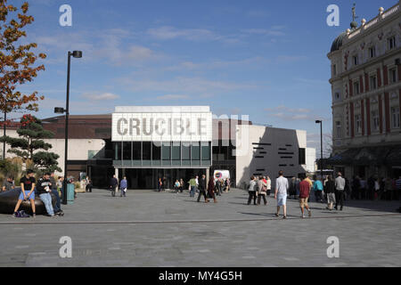 The Crucible and Lyceum Theatre in Tudor Square, centro città di Sheffield, Inghilterra, spazio aperto nel Regno Unito Foto Stock