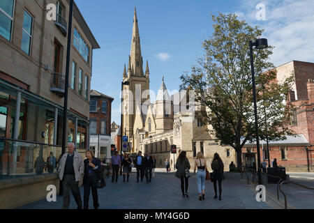 Tudor Square nel centro di Sheffield. Cattedrale cattolica romana Chiesa di St Marie, Inghilterra, chiesa streetscene nel Regno Unito torre delle guglie Foto Stock