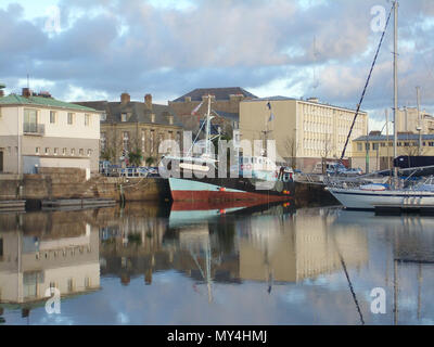 . Français : Le Jacques-Louise, dernier chalutier en bois de la flotte Cherbourgeoise, dans le bassin de Commerce, Cherbourg-Octeville . Il 3 gennaio 2010. HaguardDuNord (PARLA) 22:36, 26 aprile 2010 (UTC) 265 Jacques-Louise (2) Foto Stock