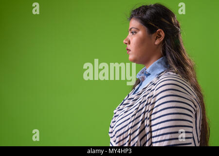 Giovani sovrappeso bellissimo Indian imprenditrice contro lo sfondo di colore verde Foto Stock