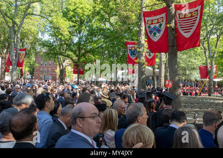 I genitori di Harvard Yard in attesa di Harvard University cerimonia di laurea, Cambridge, Massachusetts, STATI UNITI D'AMERICA Foto Stock