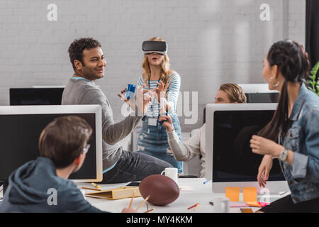 Le persone felici divertendosi in ufficio moderno Foto Stock