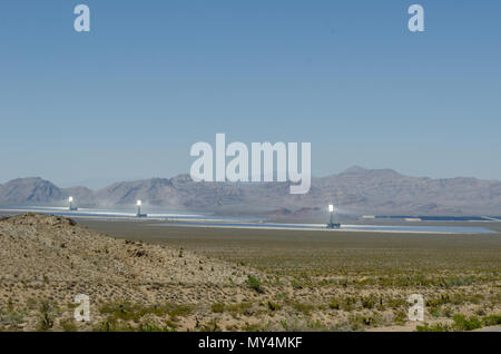 Ivanpah impianto solare termico copre 6 chilometri quadrati per generare circa 500 Megwatts di elettricità al giorno. I tre specchi heliostat raccogliere reflecte Foto Stock