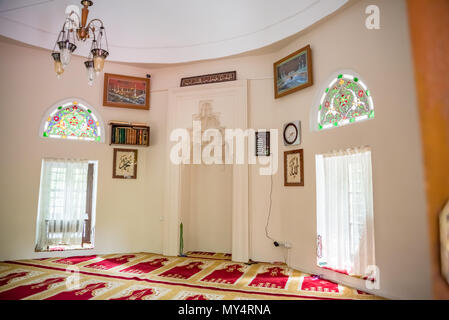 Masjid moschea o in cortile storico di Koza Han(bazaar di seta) a Bursa, Turchia.20 Maggio 2018 Foto Stock