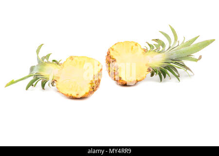 Due metà di fresco ananas mini isolati su sfondo bianco Foto Stock