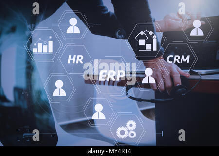 Architettura dei sistemi ERP (Enterprise Resource Planning) sistema con connessioni tra la business intelligence (BI), la produzione, i moduli CRM e diagramma di HR. Foto Stock