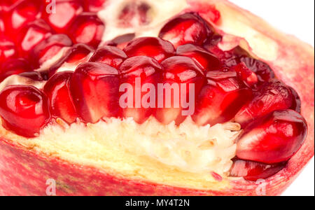 Diversi grani di un maturo frutto di melograno closeup Foto Stock