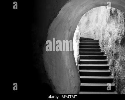 Scale da camera oscura grotta testa fino alla luce di uscita in bianco e nero Style Foto Stock
