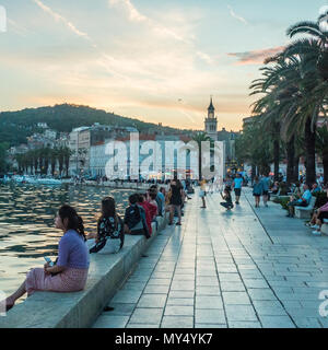 Passeggiata di Spalato in serata, Croazia. Sullo sfondo è la chiesa e il monastero di San Francesco Foto Stock