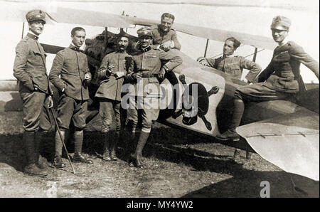 . Inglese: l'italiano WWI Ace (centro con il tappo sul) pone con i piloti della squadriglia 91accanto alla sua Spad XIII. Tre dei suoi 20 vittorie furono segnati durante il volo lo SPAD XIII . prima di 1918. Sconosciuto 520 l'italiano WWI ACE Foto Stock