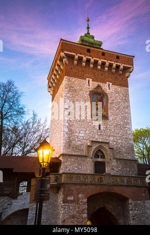 Barbican fortezza nella parte storica di Cracovia in Polonia Foto Stock