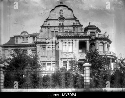 . Inglese: Lipsia, Kaiserin-Augusta-Strasse 19 (ora Richard-Lehmann-Strasse), viste dalla Kaiser-Wilhelm-Strasse (ora August-Bebel-Strasse), circa 1920; la casa costruita 1910/11 da Otto Paolo Burghardt era di due fratelli Philipp, proprietari di Fritz Schulz jun. AG. Deutsch: Lipsia, Kaiserin-Augusta-Straße 19 (heute Richard-Lehmann-Straße), gesehen von der Kaiser-Wilhelm-Straße (heute August-Bebel-Straße) aus, um 1920; das 1910/11 von Otto Paolo Burghardt erbaute Haus gehörte den Gebrüdern Philipp, Eigentümer der Fritz Schulz jun. AG. circa 1920. Atelier Hermann Walter (Foto: Bernhard Müller Foto Stock