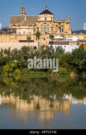 La Grande Moschea di Cordova osservata attraverso il fiume sotto un cielo blu Foto Stock