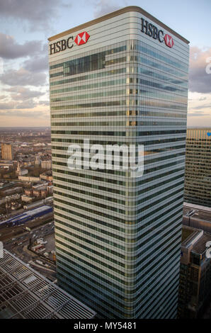 London, England, Regno Unito - 27 Febbraio 2015: la sede della banca HSBC nel cluster di grattacieli di Canary Wharf in East London Docklands financi Foto Stock