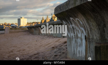 Edimburgo, Scozia, Regno Unito - 20 Marzo 2015: Graffiti proclama la guerra di classe sul lungomare di Portobello Beach a Edimburgo. Foto Stock