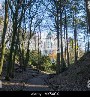 Lancaster, England, Regno Unito - 12 Novembre 2017: l'architettura barocca della Ashton Memorial Building è visibile attraverso gli alberi del parco di Williamson. Foto Stock