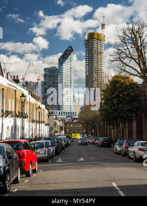 London, England, Regno Unito - 12 Febbraio 2018: un cluster di nuovo alto edifici di appartamenti si erge con costruzione completata parzialmente su City Road, wit Foto Stock