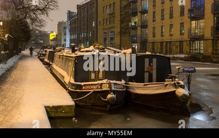 London, England, Regno Unito - 2 Marzo 2018: Canal barche sono ormeggiate in acque congelate del Regent's Canal, accanto a una coperta di neve alzaia a Londra il re Foto Stock