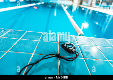 Timer giacente in corrispondenza di concorrenza piscina Foto Stock