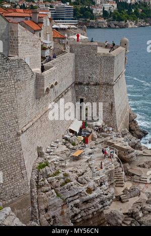 11 settembre 2014- Dubrovnik, Croazia: Diners a mangiare in un ristorante all'aperto sulle rocce dall'oceano, beachside Foto Stock