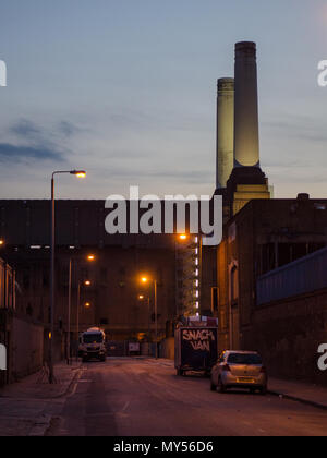 London, England, Regno Unito - 16 Maggio 2014: i camini del Battersea Power Station sono accese fino al crepuscolo in South West London. Foto Stock